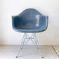 ハーマンミラー Herman Miller アームシェルチェア 現行FRP製 ネイビー エッフェルベース C&R イームズ ミッドセンチュリー ★