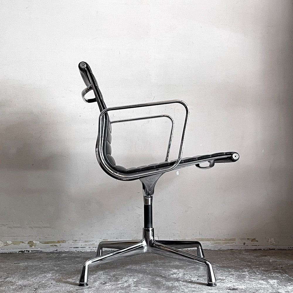 ヴィトラ vitra イームズアルミナムグループ マネジメントチェア デスクチェア 本革 固定脚 4本脚 グライズ C&Rイームズ ■