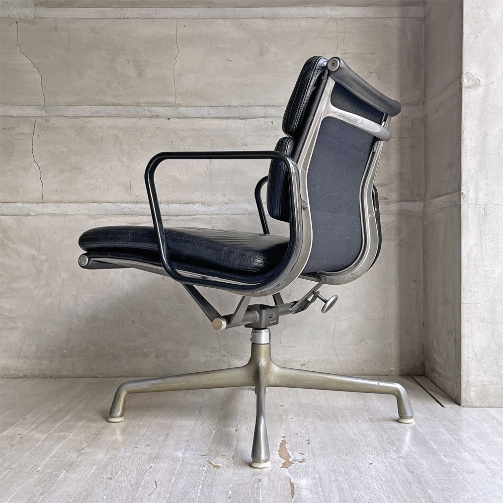 ハーマンミラー Herman Miller ビンテージ ソフトパッドグループ マネジメントチェア ローバック 4本脚 レザー C&Rイームズ ミッドセンチュリー ♪