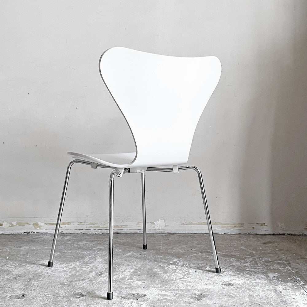 フリッツハンセン Fritz Hansen 3107 セブンチェア ホワイト ラッカー仕上げ スタッキング アルネ・ヤコブセン Arne Jacobsen デンマーク 北欧家具 B ■