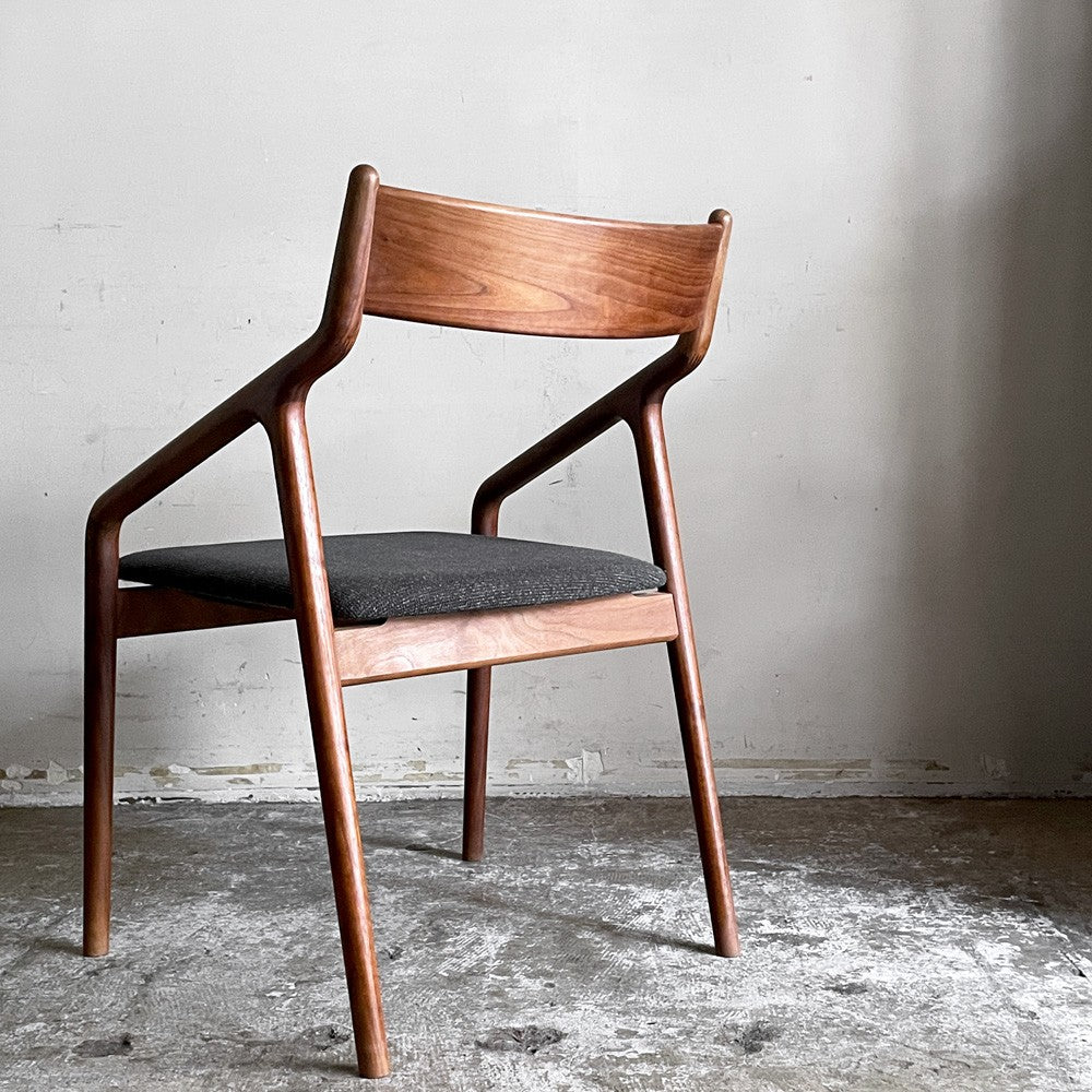 宮崎椅子製作所 ペペチェア PEPE side chair 背無垢タイプ ウォールナット ファブリックシート グレー系 フィンガージョイント 村澤一晃 A ■