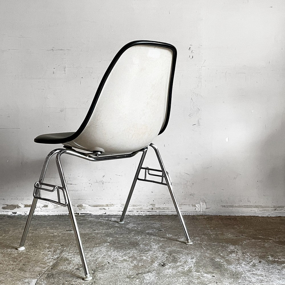 ハーマンミラー Herman Miller モダンファニチャーセールス サイドシェルチェア FRP製 ナウガレザー ワイドマウント スタッキングベース ダークグレー×パーチメント C&R イームズ ビンテージ ■