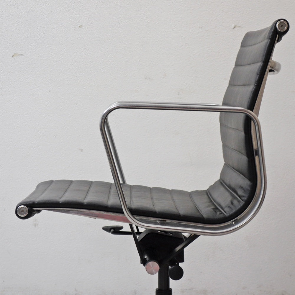 ハーマンミラー Herman Miller イームズアルミナムグループチェア マネージメントチェア アルミバフベース ガス圧昇降仕様 5本脚 キャスタータイプ 本革 イームズ E ●