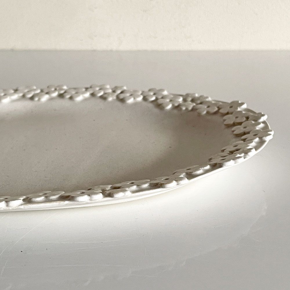 智工房 佐野智子 小花の楕円プレート オーバル皿 ホワイト系 平皿 陶器 半磁器 約23cm 現代作家 ■