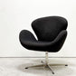 スワンチェア SWAN CHAIR ラウンジチェア アルネ・ヤコブセン Arne Jacobsen ブラック系 ファブリック スウィベル式 リプロダクト デンマークデザイン ●