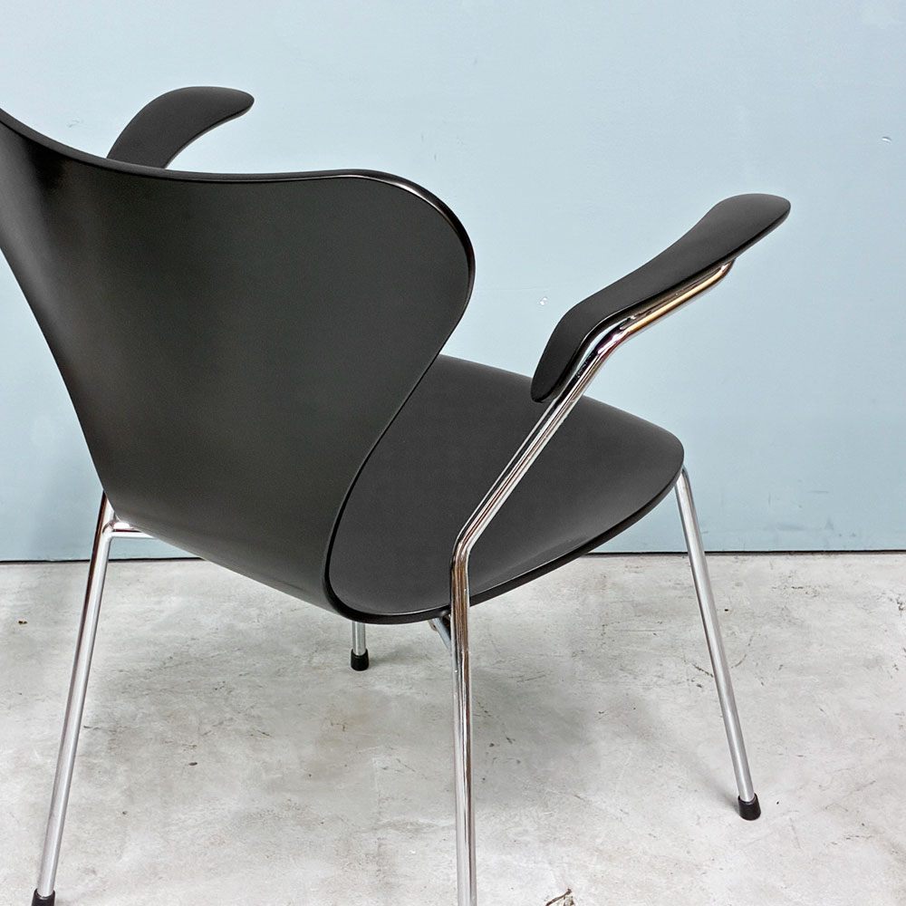 フリッツハンセン Fritz Hansen 3207 セブンチェア アームチェア ブラック ラッカー再塗装品 アルネ・ヤコブセン 北欧家具 参考定価￥146,080- ◎