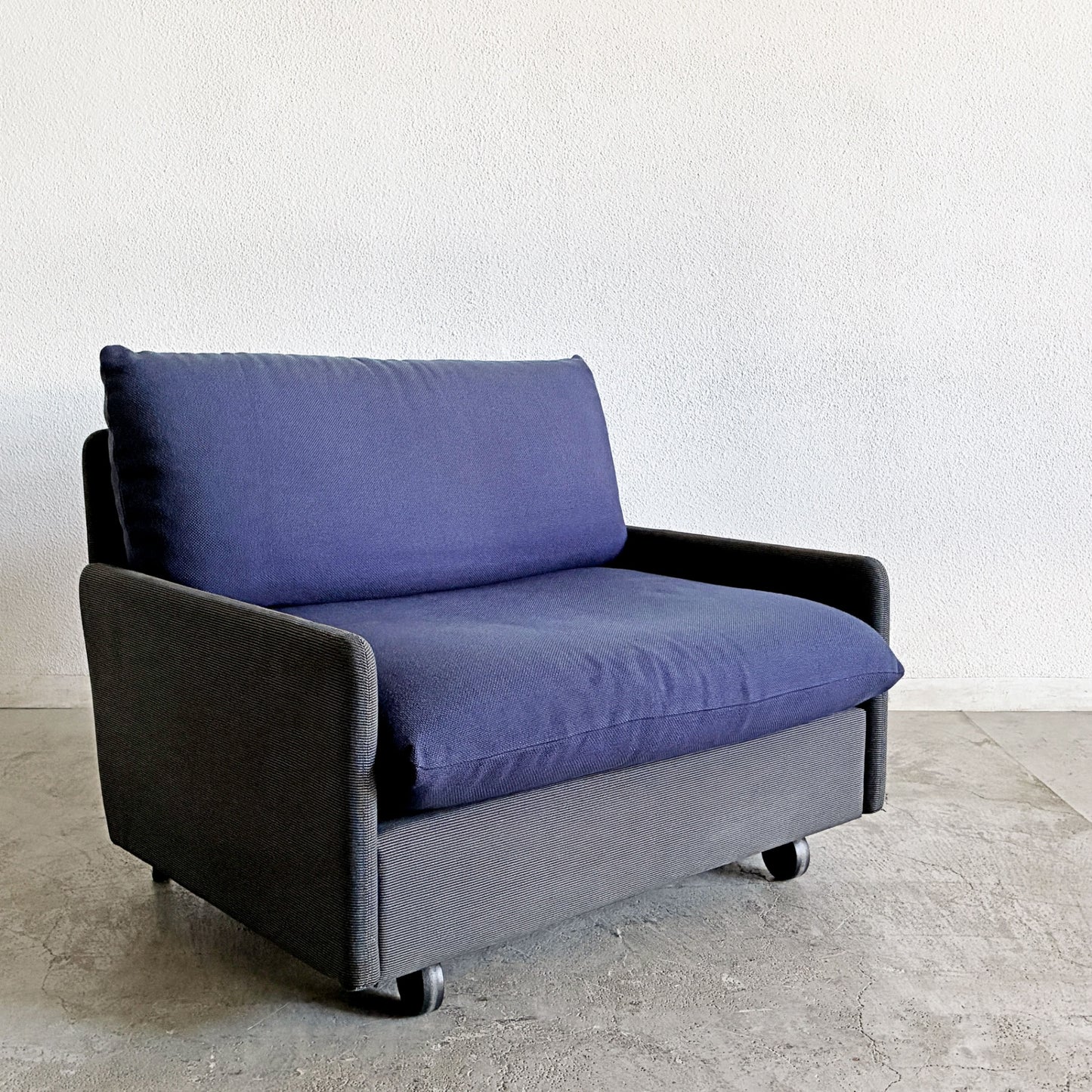 カッシーナイクスシー Cassina ixc. カレス CARESS 1シーターソファ 1人掛け ファブリック グレー×ネイビー モールドウレタン キャスター付 参考価格28万円 廃番 A 〓