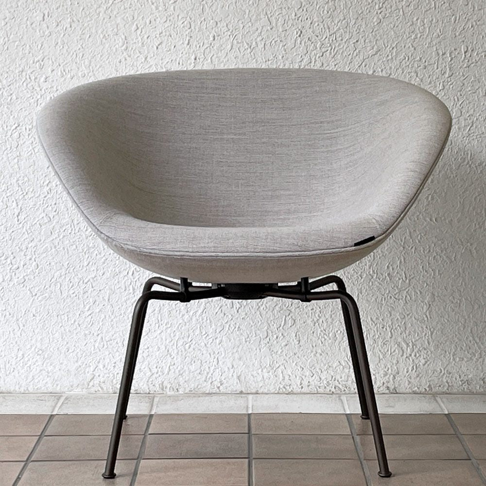 フリッツハンセン Fritz Hansen ポットチェア 3318 POT ラウンジチェア ファブリック クリスチャンハウン ベージュ ブラウンブロンズレッグ アルネ・ヤコブセン デンマーク 定価￥297,880- 展示品 ◇