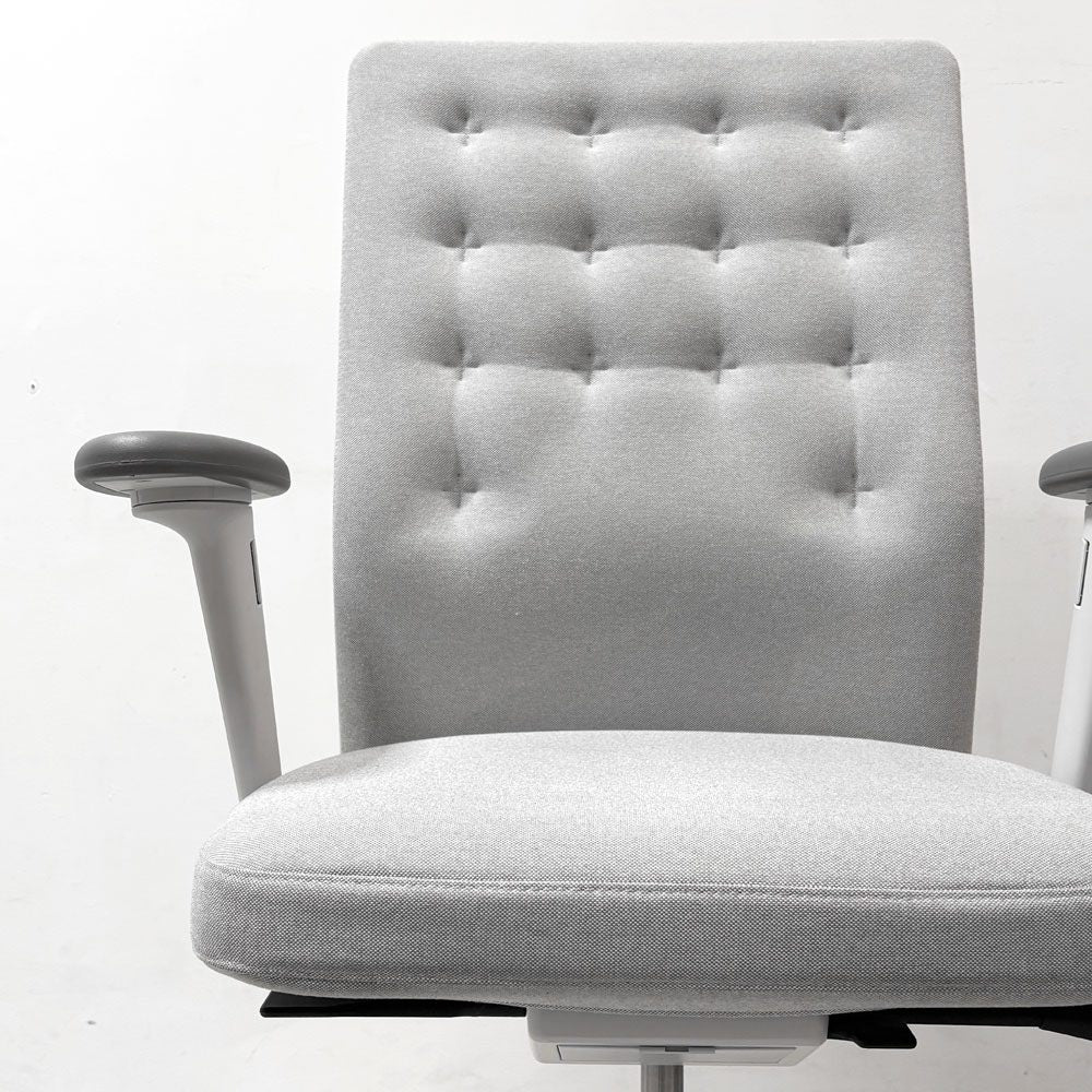 ヴィトラ vitra IDトリム ID Trim オフィスチェア デスクチェア ファブリックシート ライトグレー系 ハイバック 2Dアームレスト アントニオ・チッテリオ 参考定価￥209,000- ●