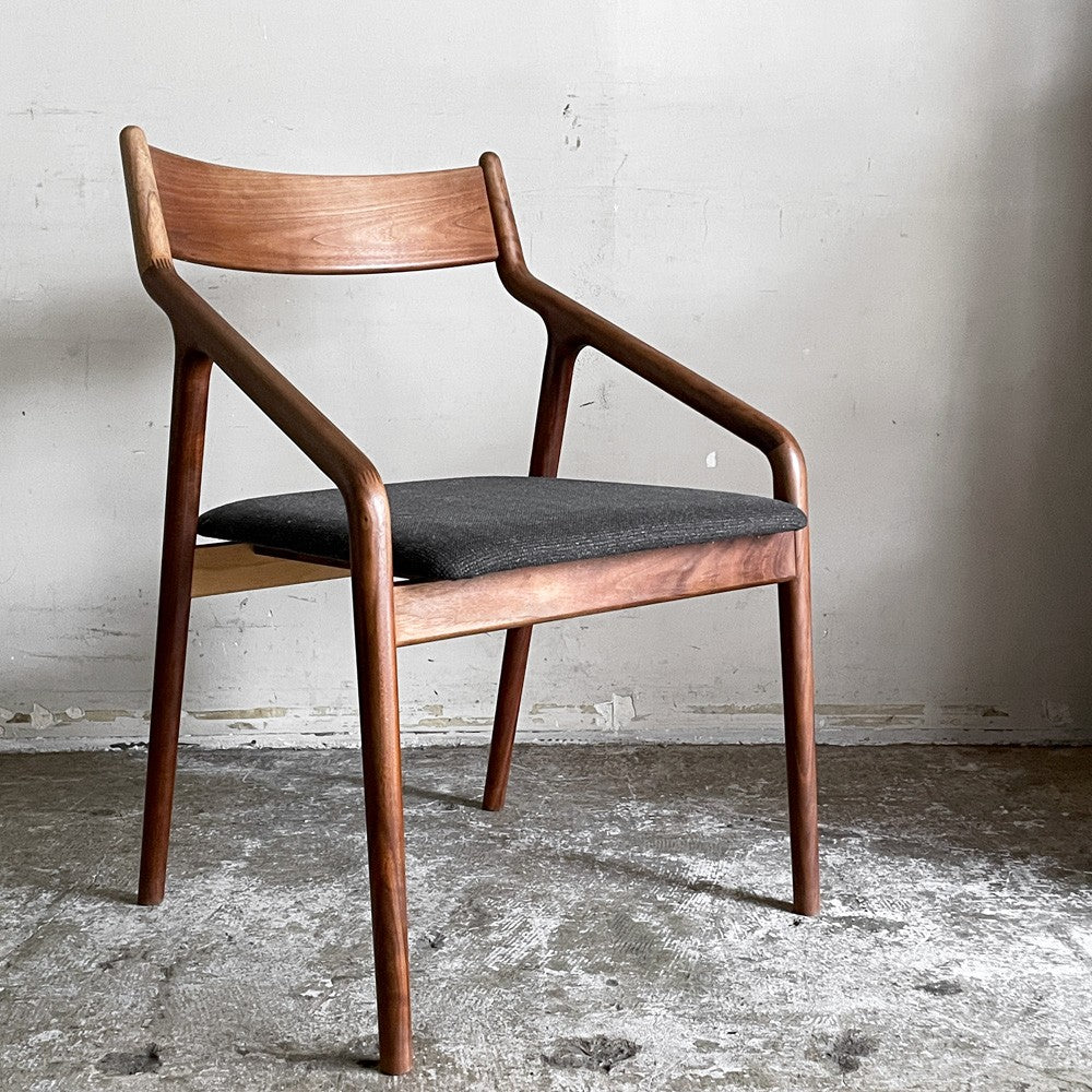 宮崎椅子製作所 ペペチェア PEPE side chair 背無垢タイプ ウォールナット ファブリックシート グレー系 フィンガージョイント 村澤一晃 A ■