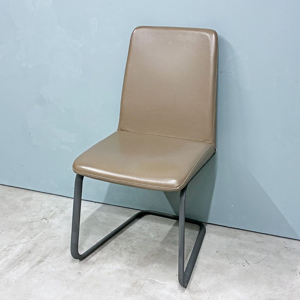 ボーコンセプト BoConcept ローザンヌ LAUSANNE ダイニングチェア カンチレバー PUレザー 北欧モダン ダークベージュ A ◎