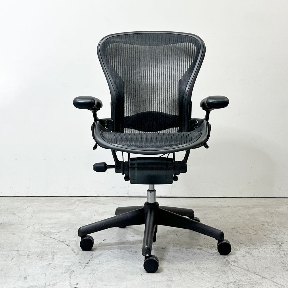 ハーマンミラー Herman Miller アーロンチェア Bサイズ ランバーサポート フル装備 グラファイトベース ビル・スタンフ ＆ ドン・チャドウィック ババナクッション新品●
