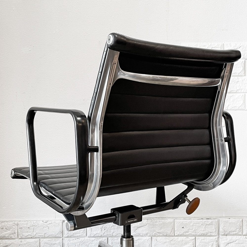 ハーマンミラー Herman Miller アルミナムグループ マネジメントチェア デスクチェア 本革 4本脚 アームチェア キャスター イームズ ビンテージ ◎