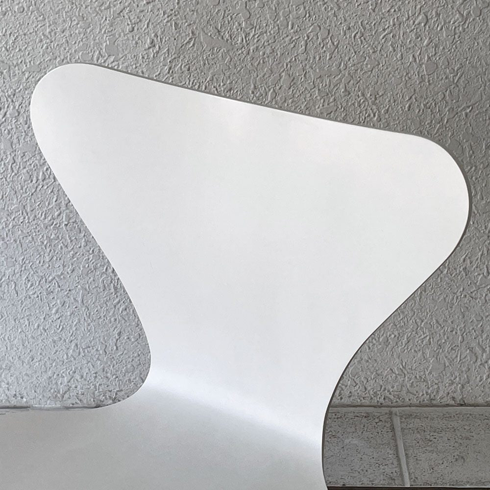 フリッツハンセン Fritz Hansen 3107 セブンチェア ラッカー仕上げ ホワイト スタッキング アルネ・ヤコブセン デンマーク 北欧家具 A ◇