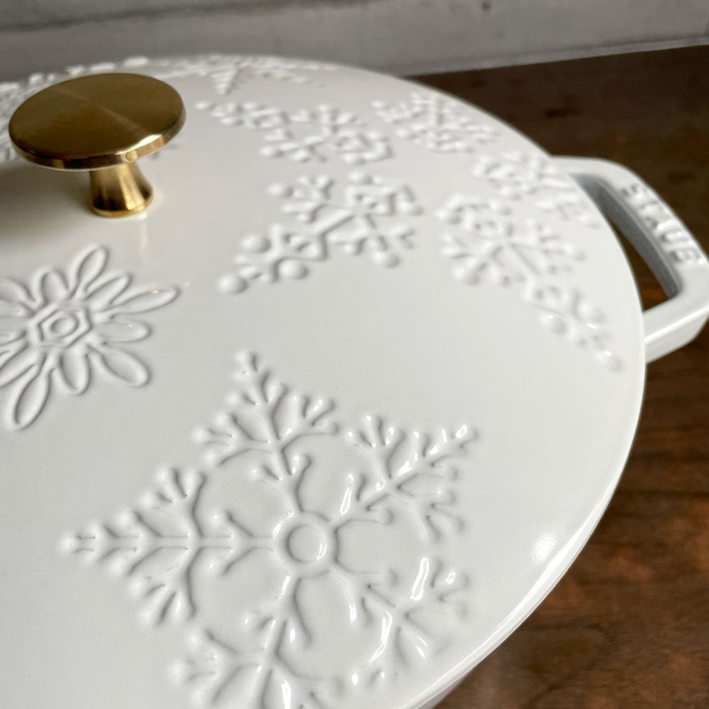 ストウブ STAUB スノークリスタル ココット 両手鍋 ホワイト 24cm 鋳物 キャセロール ガス オーブン IH対応 フランス プロテクター付き♪