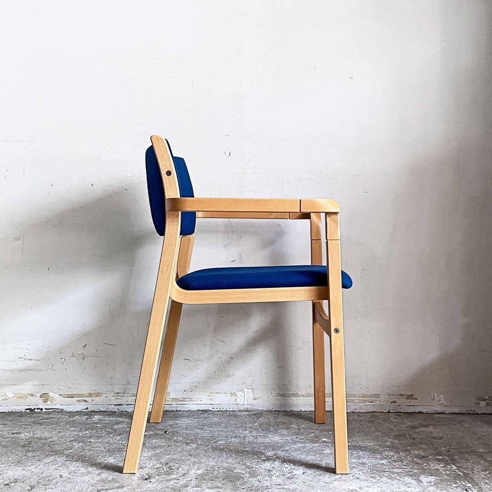 北欧デザイン ビーチ材 アームチェア スタッキング プライウッド ファブリック ブルー A ■
