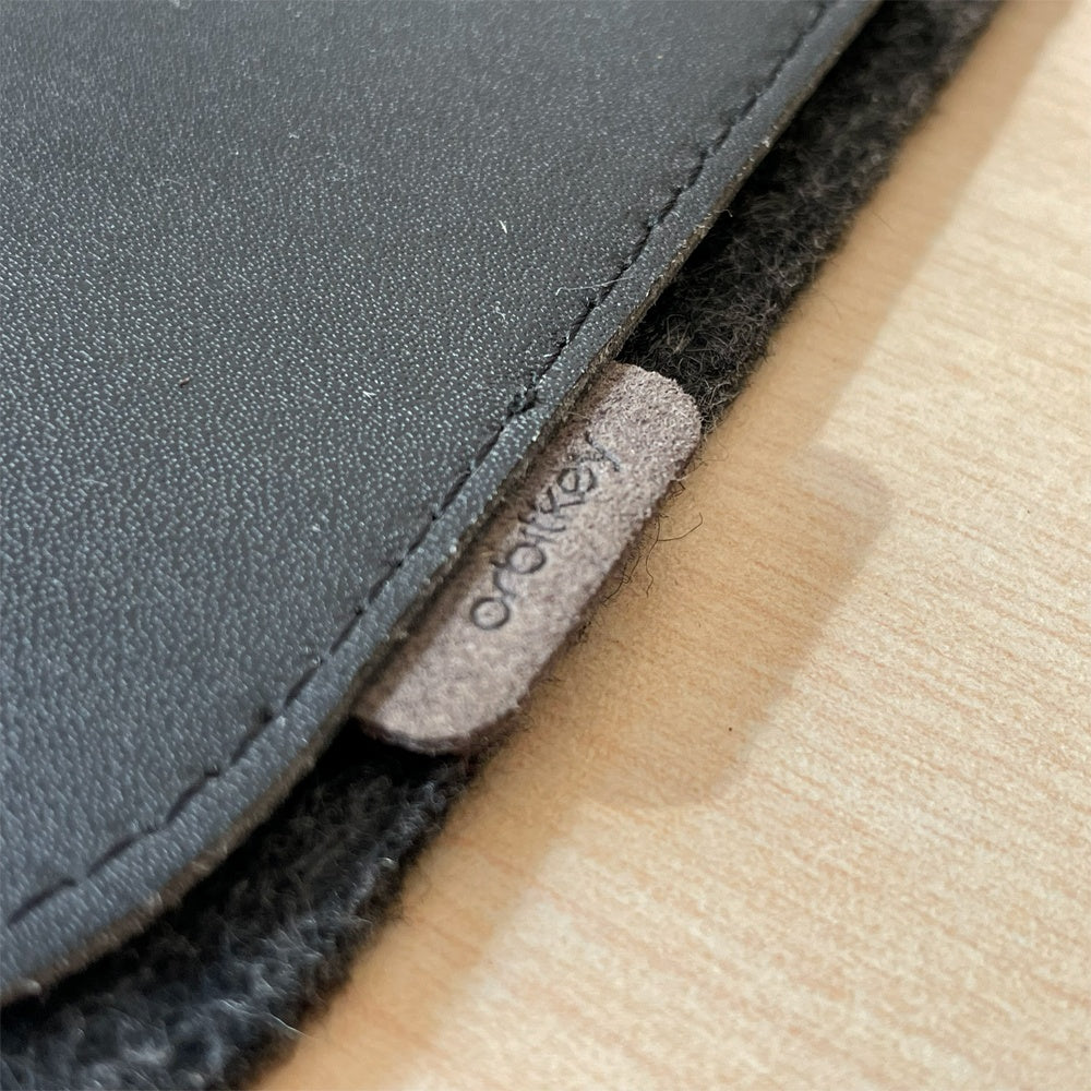 オービットキー Orbitkey マグネットケーブルホルダー＆2層デスクマット Mサイズ Desk Mat ヴィーガンPUレザー ★
