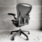 ハーマンミラー Herman Miller アーロンチェア Bサイズ ポスチャーフィット フル装備 クラシックカーボンメッシュ グラファイトベース ビル・スタンフ ＆ ドン・チャドウィック バナナクッション新品 ♪