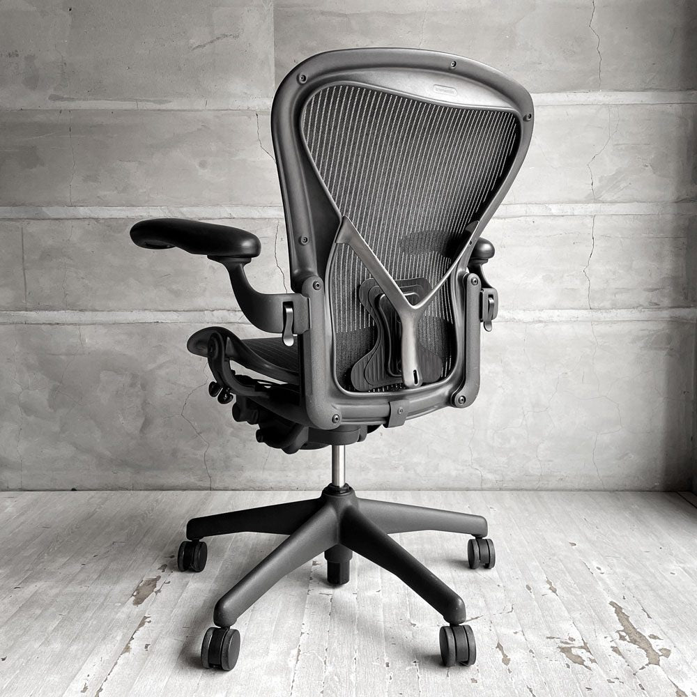 ハーマンミラー Herman Miller アーロンチェア Bサイズ ポスチャーフィット フル装備 クラシックカーボンメッシュ グラファイトベース ビル・スタンフ ＆ ドン・チャドウィック バナナクッション新品 ♪