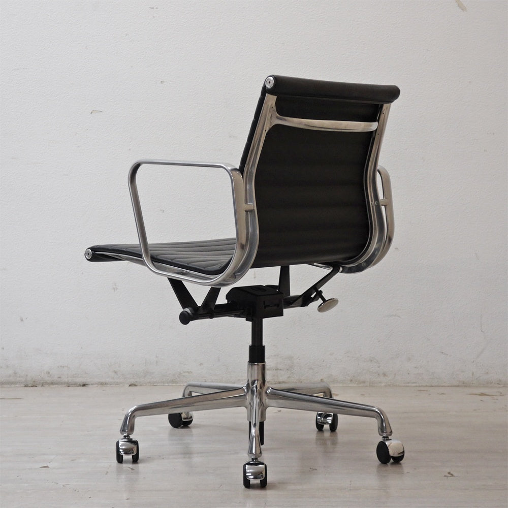 ハーマンミラー Herman Miller イームズアルミナムグループチェア マネージメントチェア アルミバフベース ガス圧昇降仕様 5本脚 キャスタータイプ 本革 イームズ D ●