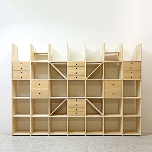 マルゲリータ margherita シェルフ シナ材 壁一面の本棚 縦5コマ×横7コマ 引き出し4段×4 引き出し2段×2 本棚の中の棚×2 総定価￥233,640- ●