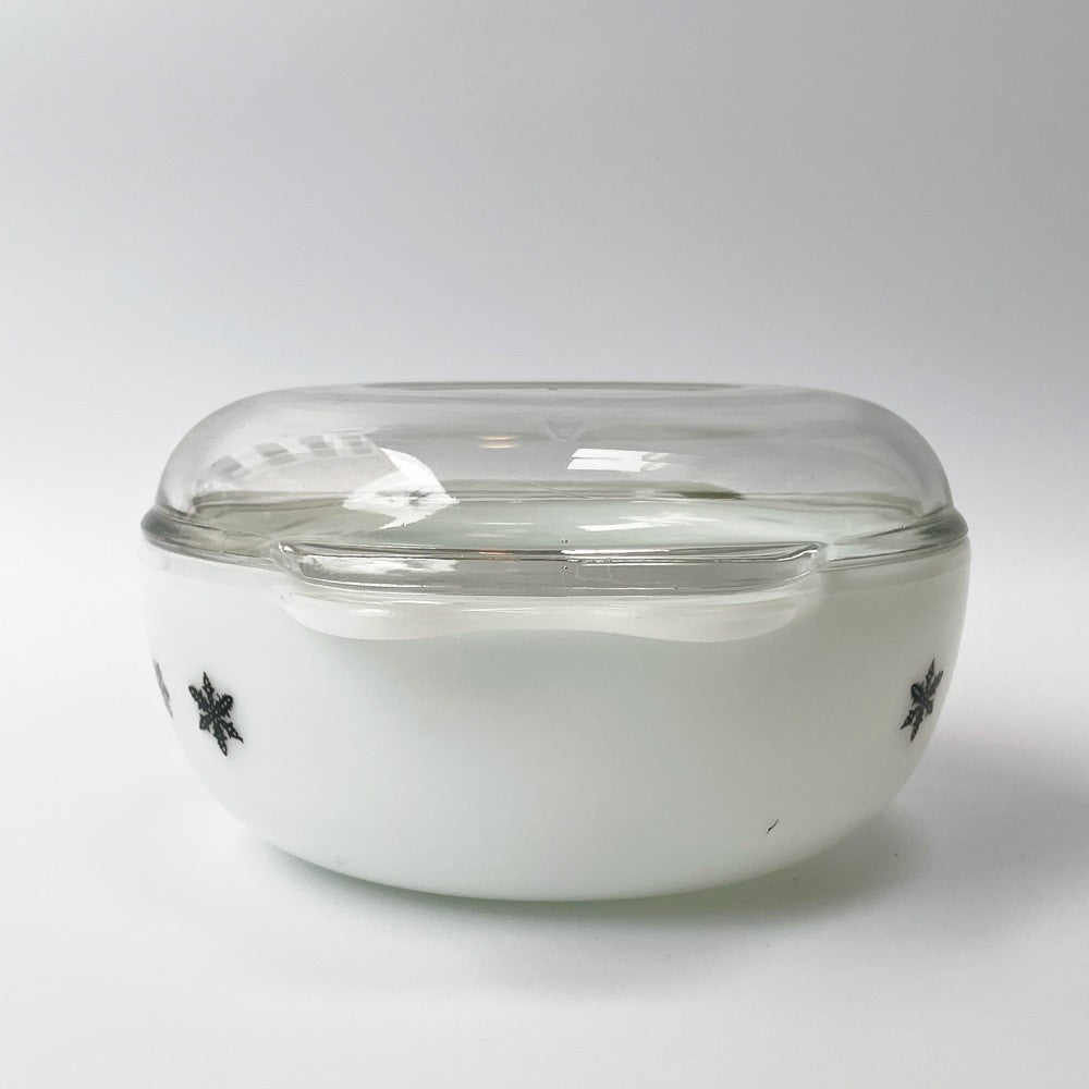 パイレックス Pyrex スノーフレーク ガーランド Snowflake キャセロール 蓋付 ミルクガラス ガラス イギリス JAJ製 オールドパイレックス ビンテージ ■