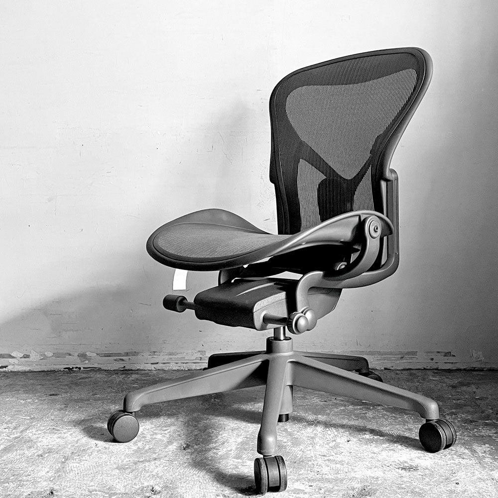 ハーマンミラー Herman Miller アーロンチェア Aサイズ ライト アームレス ポスチャーフィット グラファイトベース ビル・スタンフ ＆ ドン・チャドウィック ■