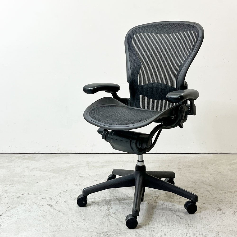 ハーマンミラー HermanMiller アーロンチェア ライト Bサイズ クラシックカーボンメッシュ ランバーサポート グラファイトベース アーム可動式 ●