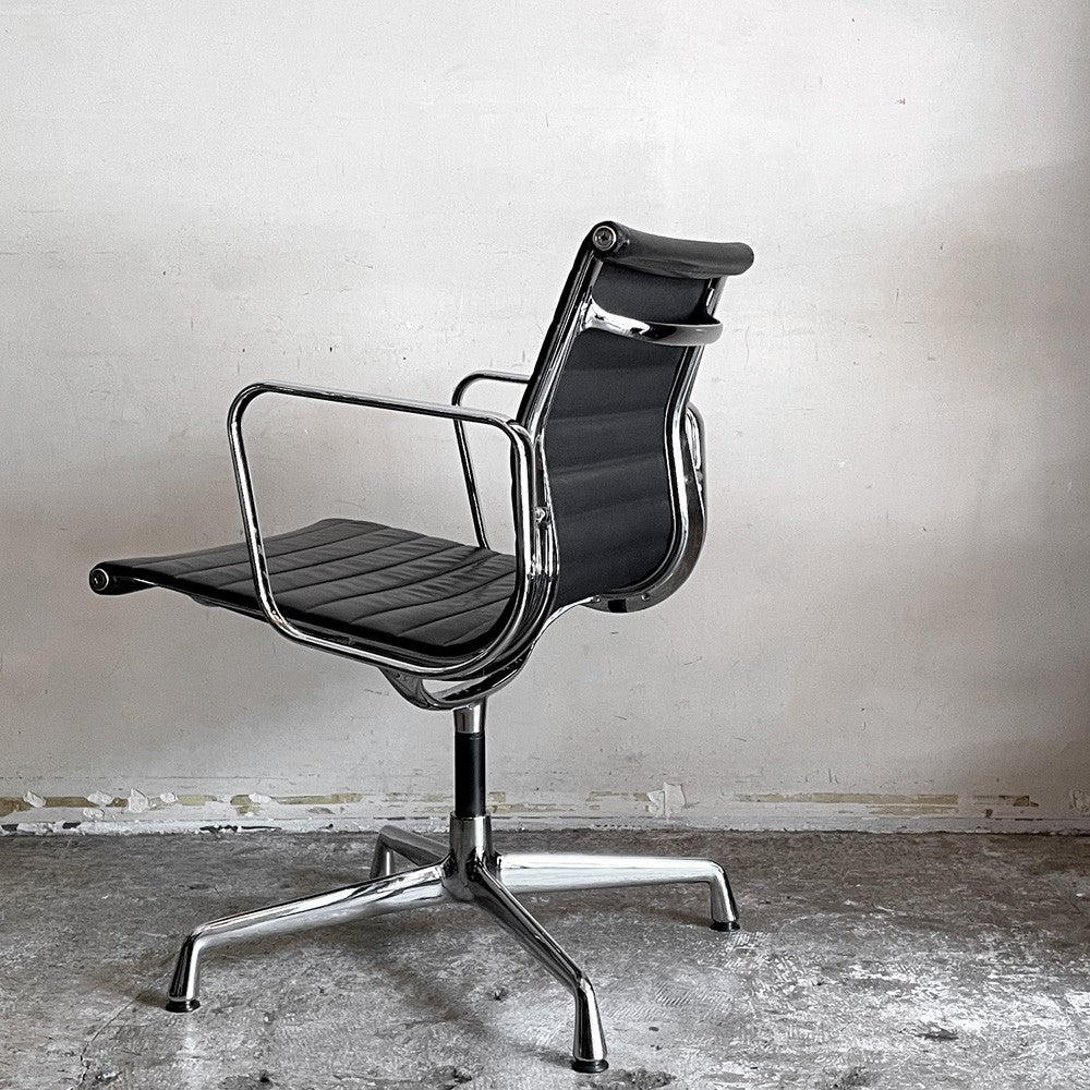 ヴィトラ vitra イームズアルミナムグループ マネジメントチェア デスクチェア 本革 固定脚 4本脚 グライズ C&Rイームズ ■