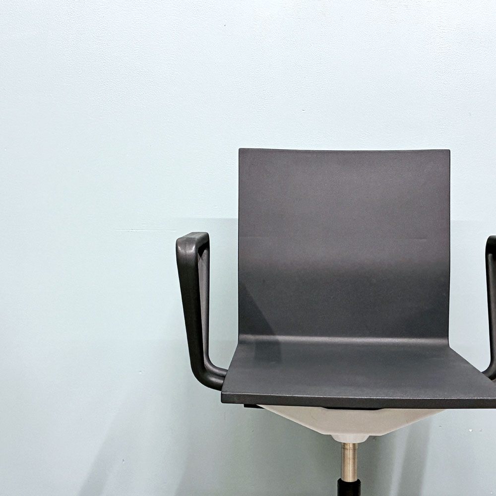 ヴィトラ vitra ゼロフォー 04. スタジオチェア デスクチェア アームレスト付 ブラック マールテン・ヴァン・セーヴェレン 昇降機能 定価202,400円 ◎