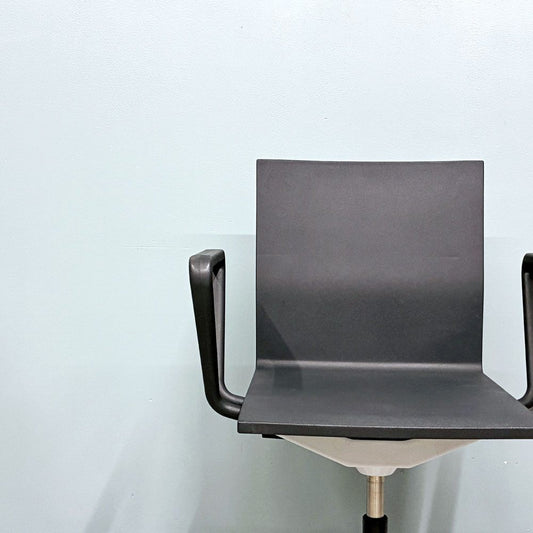 ヴィトラ vitra ゼロフォー 04. スタジオチェア デスクチェア アームレスト付 ブラック マールテン・ヴァン・セーヴェレン 昇降機能 定価202,400円 ◎