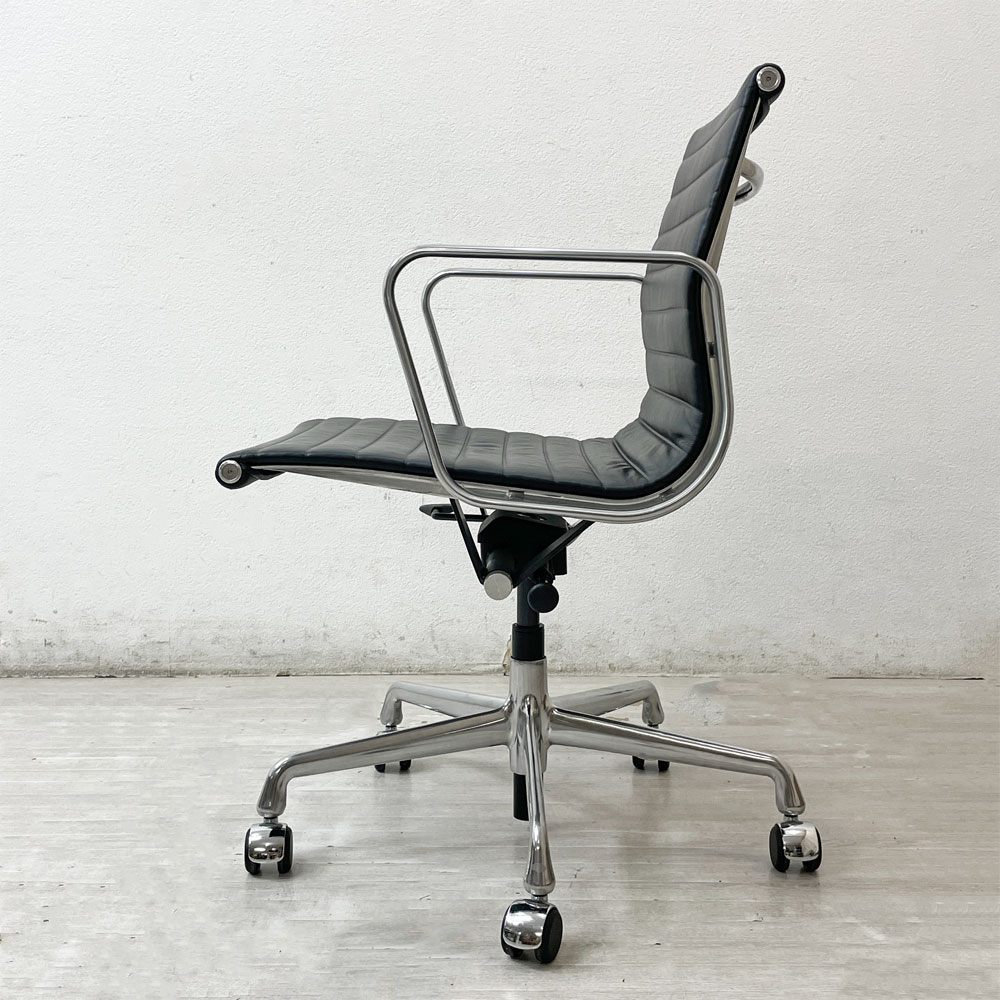 ハーマンミラー Herman Miller アルミナムグループ マネジメントチェア 本革 ブラック 5本脚 ガス圧昇降式 キャスター付 C&R イームズ B ●