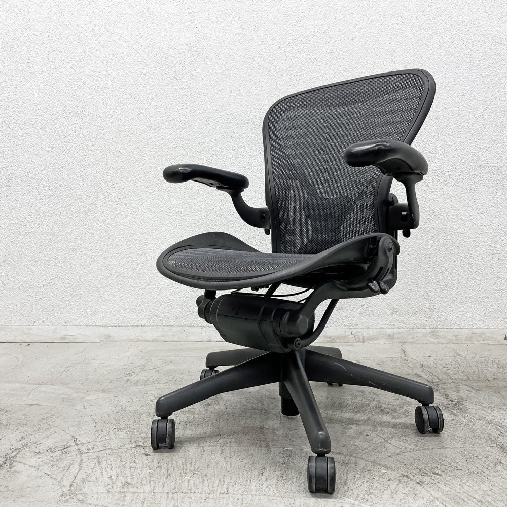 ハーマンミラー Herman Miller アーロンチェア デスクチェア Bサイズ ポスチャーフィット タキシード グラファイトベース ビル・スタンフ ＆ ドン・チャドウィック 〓