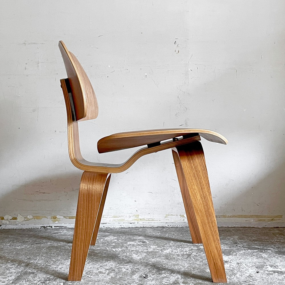 ハーマンミラー Herman Miller プライウッドダイニングチェア ウッドレッグ DCW  ウォールナット イームズ ミッドセンチュリー 定価￥231,000- ■