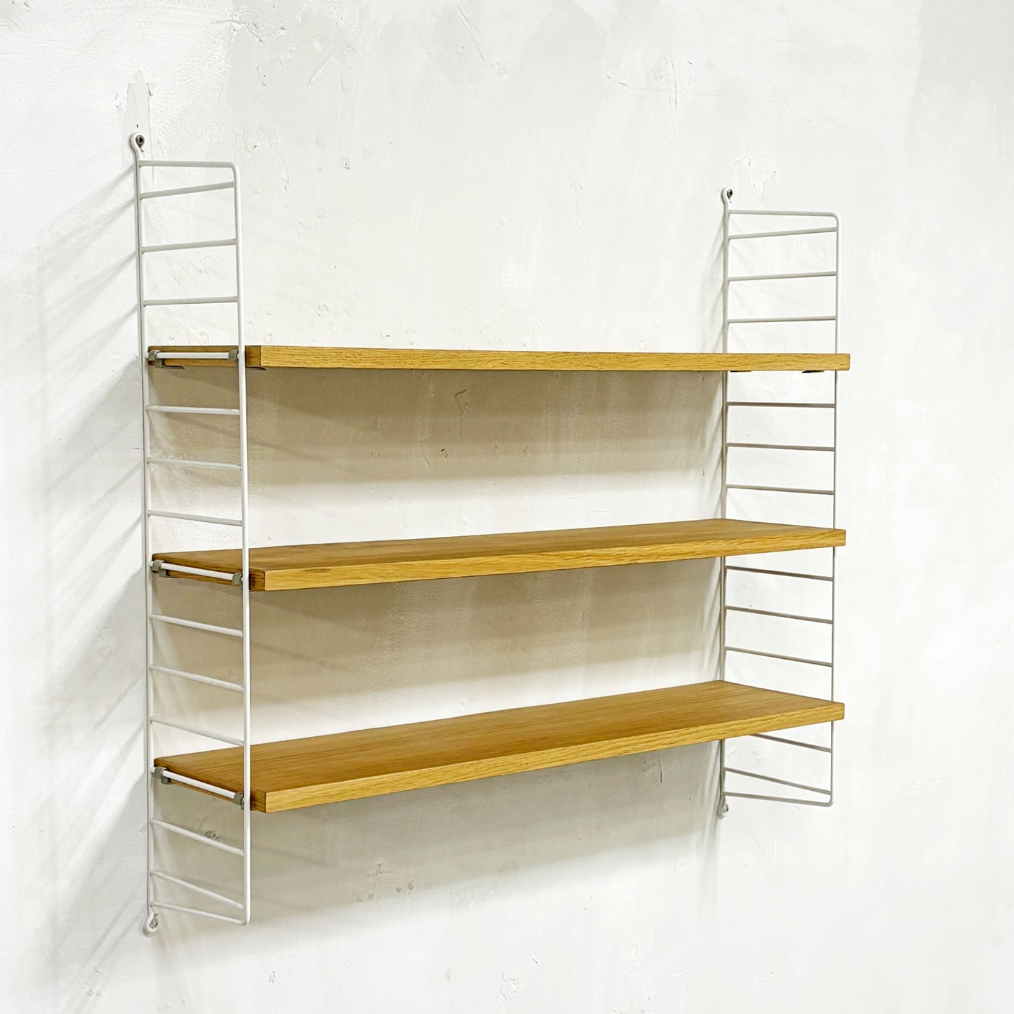 ストリングファニチャー String Furniture システムベーシック system BASIC 78x20 シェルフシステム ウォールシェルフ 3段 オーク材 ホワイトフレーム ●