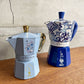 ビアレッティ BIALETTI × ドルチェ&ガッバーナ Dolce & Gabbana モカインダクション ブルーメディテラネオ モカエキスプレス マキネッタ エスプレッソメーカー 6カップ用 直火式 イタリア ♪