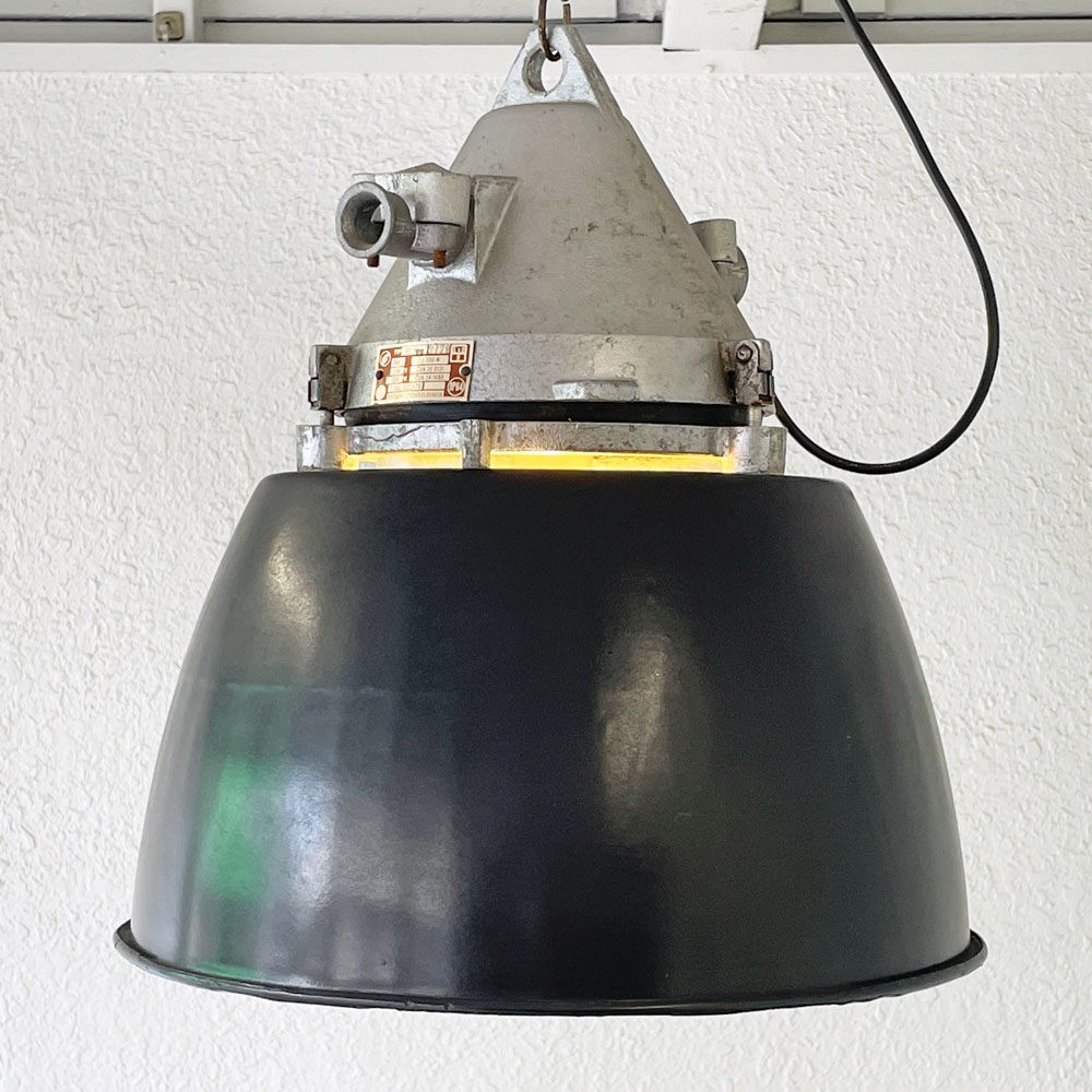 チェコ製 琺瑯シェード ペンダントランプ 工業用吊下げ照明 インダストリアル ファクトリーランプ NEVYMENOVAT ZAROVKU POD NAPETIM ブラック＆シルバー ◇