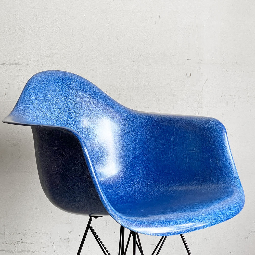 ハーマンミラー Herman Miller アームシェルチェア 現行FRP製 ウルトラマリンブルー エッフェルベース C&R イームズ ミッドセンチュリー ■
