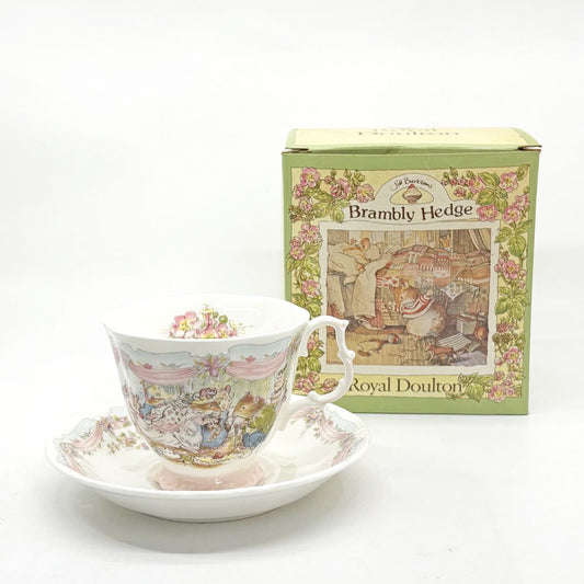 ロイヤルドルトン Royal Doulton ブランブリーヘッジ ウエディング ティーカップ＆ソーサー イギリス 箱付き A ●