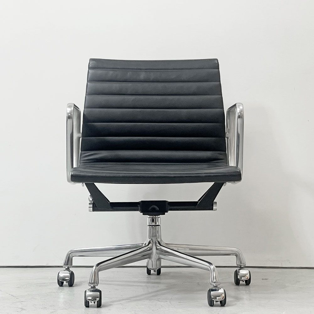 ハーマンミラー Herman Miller アルミナムグループ マネジメントチェア 本革 ブラック 回転式昇降 5本脚 キャスター付 C&R イームズ ●