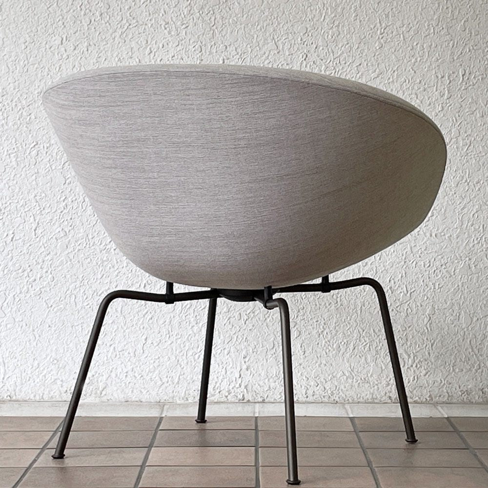 フリッツハンセン Fritz Hansen ポットチェア 3318 POT ラウンジチェア ファブリック クリスチャンハウン ベージュ ブラウンブロンズレッグ アルネ・ヤコブセン デンマーク 定価￥297,880- 展示品 ◇