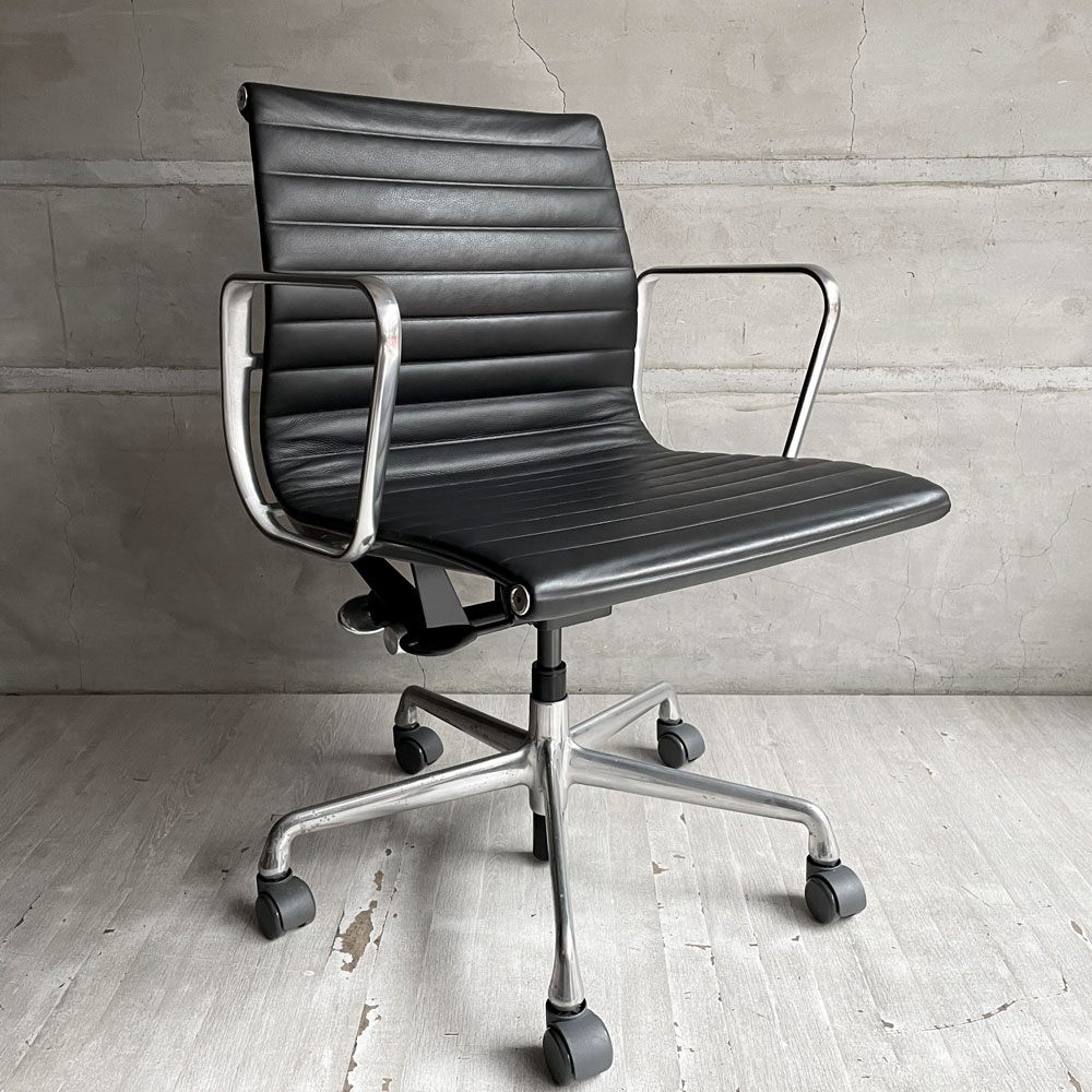 ハーマンミラー Herman Miller イームズアルミナムグループ マネジメントチェア アルミバフベース ガス圧昇降 5本脚キャスター 本革 レザー ブラック C ♪