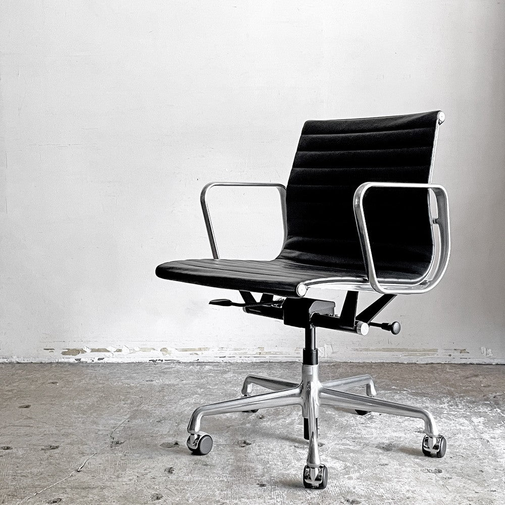 ハーマンミラー Herman Miller イームズアルミナムグループチェア マネージメントチェア アルミバフベース ガス圧昇降仕様 5本脚 キャスタータイプ 本革 イームズ ■