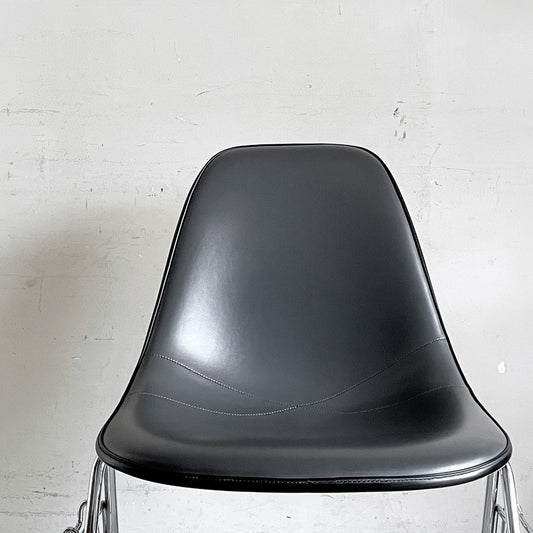 ハーマンミラー Herman Miller サイドシェルチェア FRP製 ナウガレザー スタッキングベース ダークグレー×パーチメント C&R イームズ ビンテージ ■