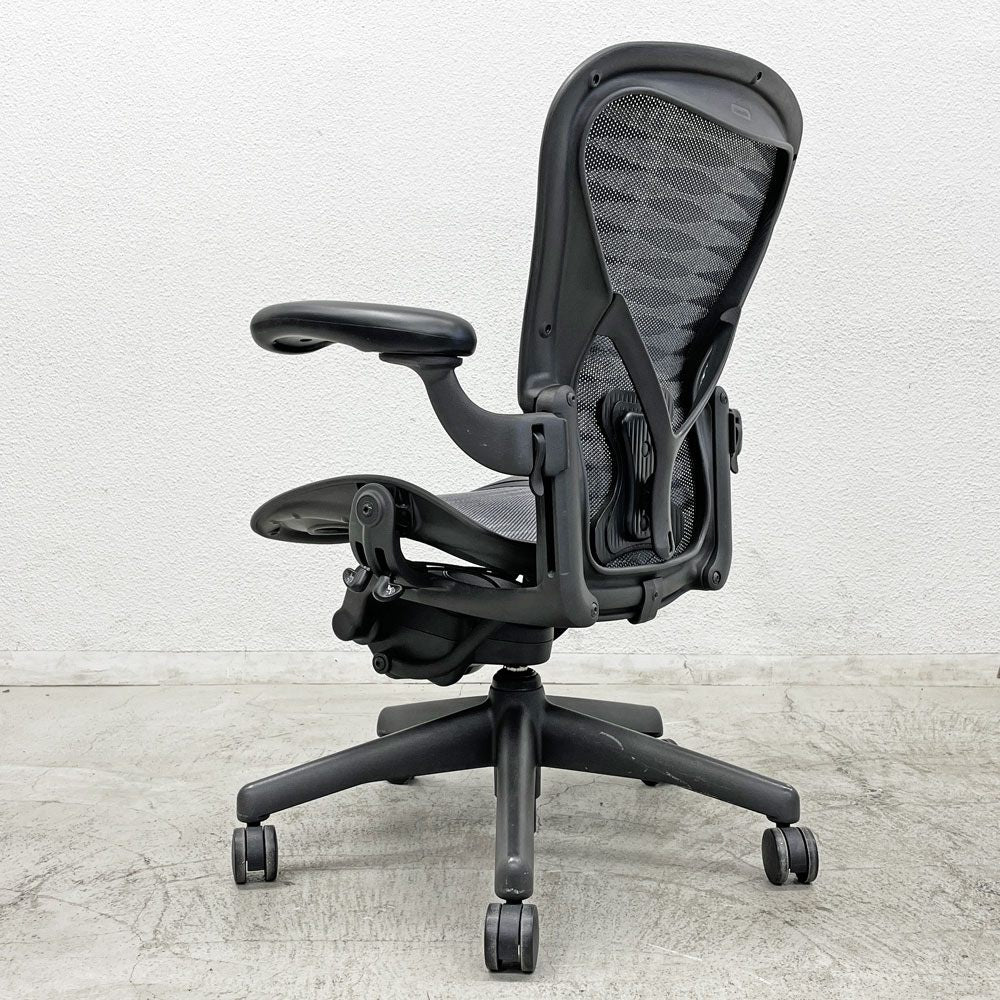 ハーマンミラー Herman Miller アーロンチェア デスクチェア Bサイズ ポスチャーフィット タキシード グラファイトベース ビル・スタンフ ＆ ドン・チャドウィック 〓