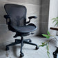 ハーマンミラー Herman Miller アーロンチェア リマスタード フル装備 Cサイズ デスクチェア オフィスチェア グラファイトベース ポスチャーフィットSL ヘッドレスト付き ♪