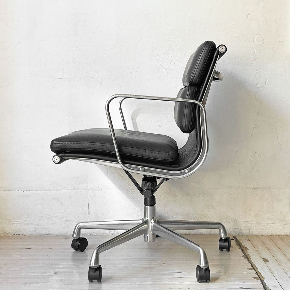 ハーマンミラー Herman Miller ソフトパッドグループ マネジメントチェア ローバック キャスター 5本脚 レザー ブラック イームズ ミッドセンチュリー 定価441,375円 ★