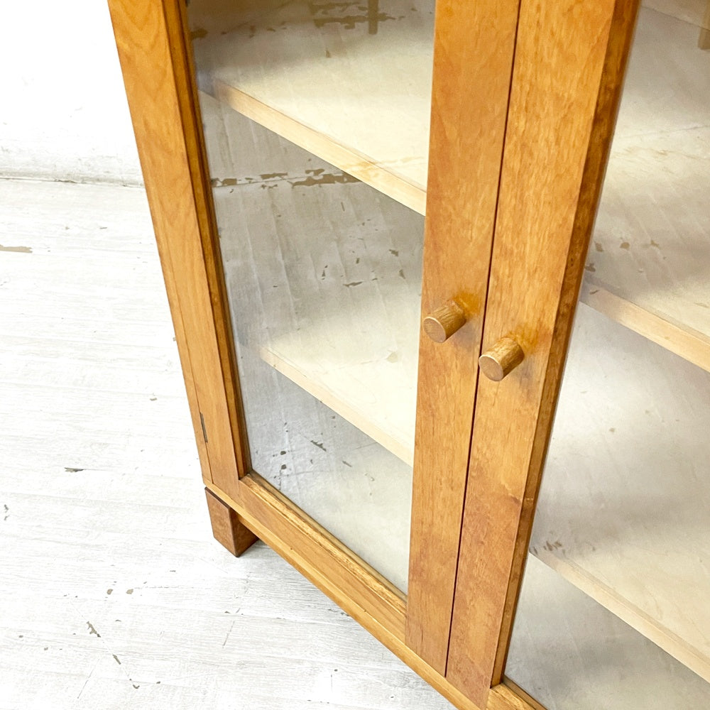 イクスス ikususu FURNITURE ガラスキャビネット 飾り棚 本棚 アルダー材 ナチュラルモダン 廃番 ●