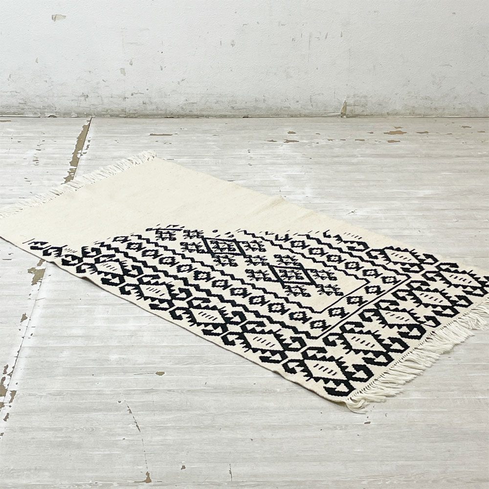 モロッカンラグ MOROCCAN RUG キリムラグ ホワイト＆ブラック 145×81cm 手織り絨毯 ラグ 幾何学模様 モロッコ ●