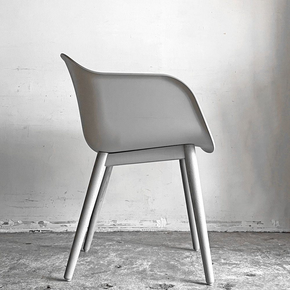ムート Muuto ファイバー アームチェア ウッドベース FIBER ARM CHAIR WOOD BASE ファイバーシェル グレー オーク材 北欧モダン 定価￥84,700- ■